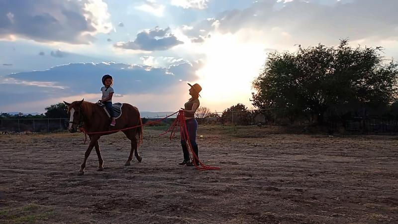 Niña en clase a la cuerda al atardecer