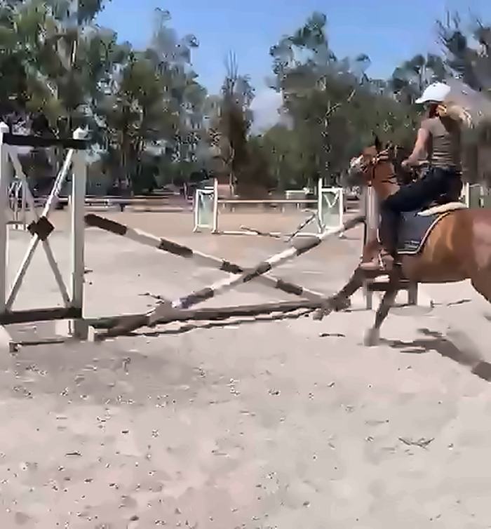 Salto de obstáculo en la pista de Senda Cabal